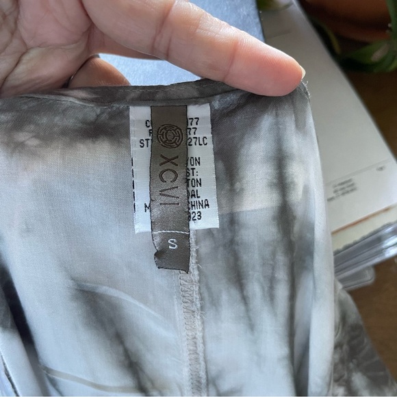 XCVI Y2K Tye Dye Gray tunic top preowned - Picture 5 of 6